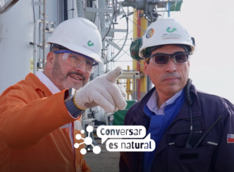 Eduardo Fuentes conduce serie documental que recorre la cadena completa del gas natural en Chile